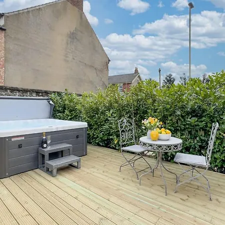 Exceptional 7 In With Hot Tub Сasa de vacaciones Pickering