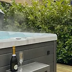 Exceptional 7 In With Hot Tub *