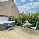 Exceptional 7 In With Hot Tub Semesterbostad Pickering