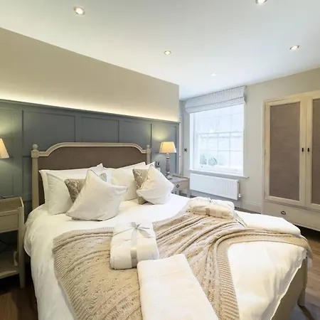 Prázdninový dům Exceptional 7 In With Hot Tub Pickering