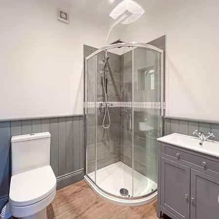 Exceptional 7 In With Hot Tub Pickering