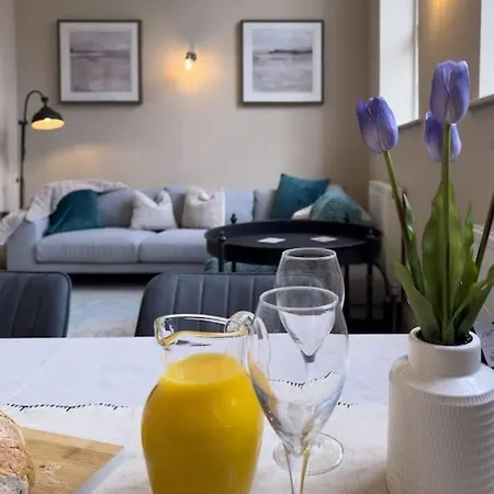 Exceptional 7 In With Hot Tub 펜션 피커링