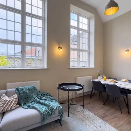 Exceptional 7 In With Hot Tub 피커링