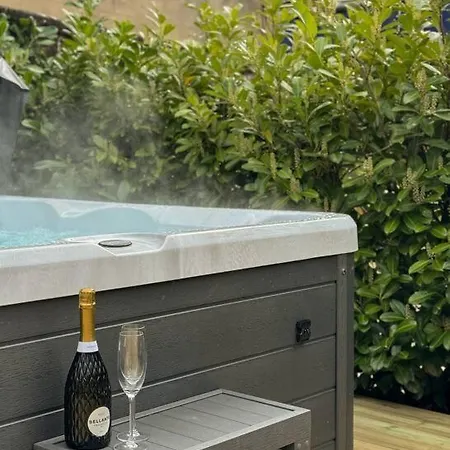 Exceptional 7 In With Hot Tub *